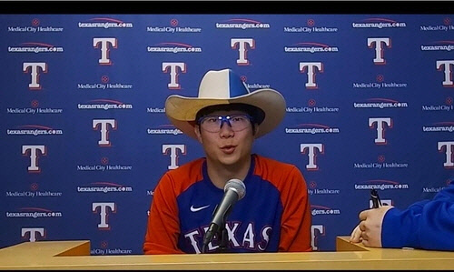 텍사스 레인저스 한국인 투수 양현종이 6일(한국시간) 미네소타 트윈스와의 방문 경기를 마치고, 화상 인터뷰를 하고 있다. [텍사스 레인저스 화상 인터뷰 캡처]